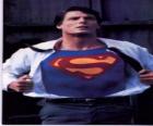 Кларк Кент становится Супермен с его красно-синей форме, чтобы бороться за справедливость